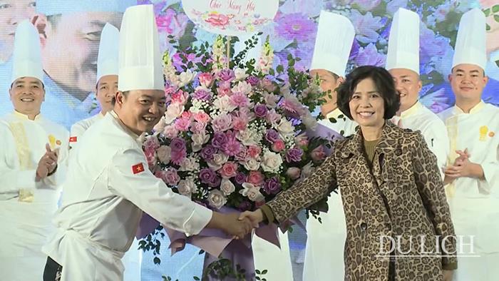 Phó Chủ tịch thường trực VITA Cao Thị Ngọc Lan tặng hoa chúc mừng BCH lâm thời Liên Chi hội Đầu bếp Việt Nam